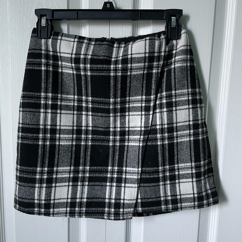 Hollister black and white skirt